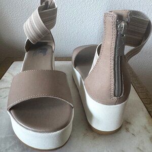 Sorel Cameron Flatform Ankle Strap Sandals Tan and White